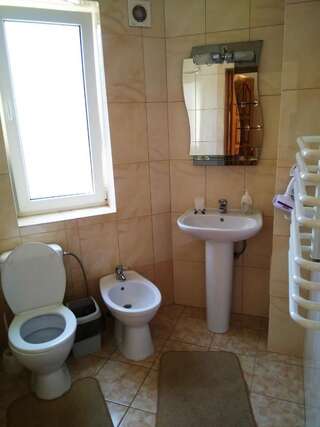 Отель Oskolok Dovbusha Mini-Hotel Яремче Двухместный номер с двуспальной кроватью и дополнительной кроватью-2